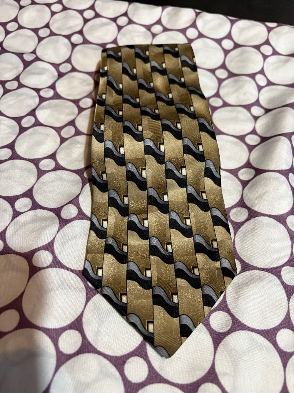 Men's Gold Geometric Pattern Tie - Classic Wave Design